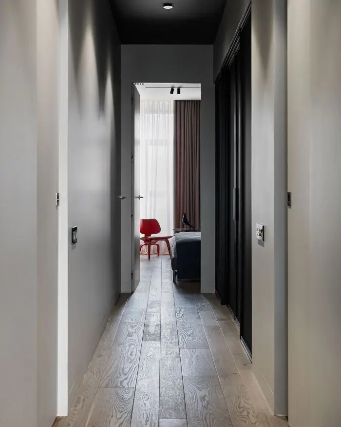 Строгий и спокойный интерьер от  студии дизайна Quadro Room.  В проекте двери, перегородки и гардеробная UNION