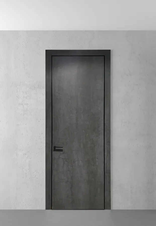 Дверь с отделкой камнем с наличниками