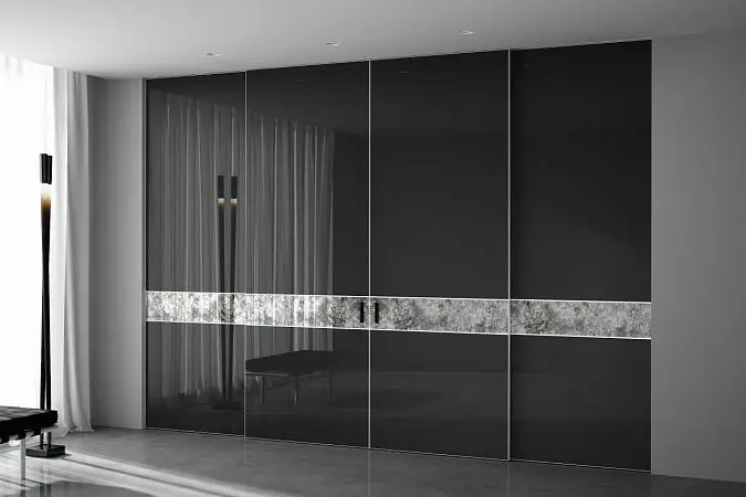 STRATUS-LAGO, модель Plain, безопасное крашеное стекло G10 GLASS Nero, декоративная вставка M04 Mirror Antic Silver, алюминиевый каркас полотна в цвете AL09 Chrome Matt. Раздвижная перегородка в проёме, "скрытый" трек в потолок.