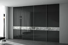 mini-STRATUS-LAGO, модель Plain, безопасное крашеное стекло G10 GLASS Nero, декоративная вставка M04 Mirror Antic Silver, алюминиевый каркас полотна в цвете AL09 Chrome Matt. Раздвижная перегородка в проёме, "скрытый" трек в потолок.