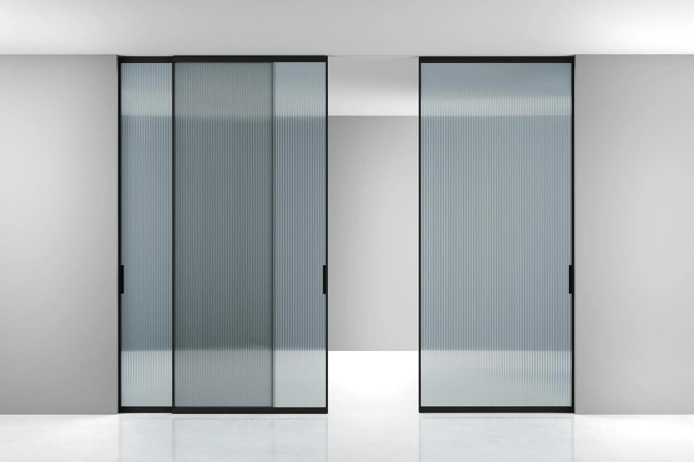 mini-STRATUS-SLIM, модель Space, стекло прозрачное тонированное рифлёное GT15 Sole Grigio, алюминиевый каркас полотна в цвете AL08 Black. Раздвижная трехстворчатая перегородка в проёме, скрытый трек в потолке.