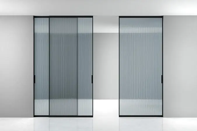 STRATUS-SLIM, модель Space, стекло прозрачное тонированное рифлёное GT15 Sole Grigio, алюминиевый каркас полотна в цвете AL08 Black. Раздвижная трехстворчатая перегородка в проёме, скрытый трек в потолке.