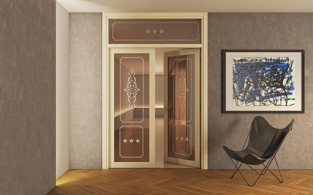 Elegance Arianna, Laccato Bianco Salvia, vetro Trasparente Bronzo, decoro Ducale positivo.