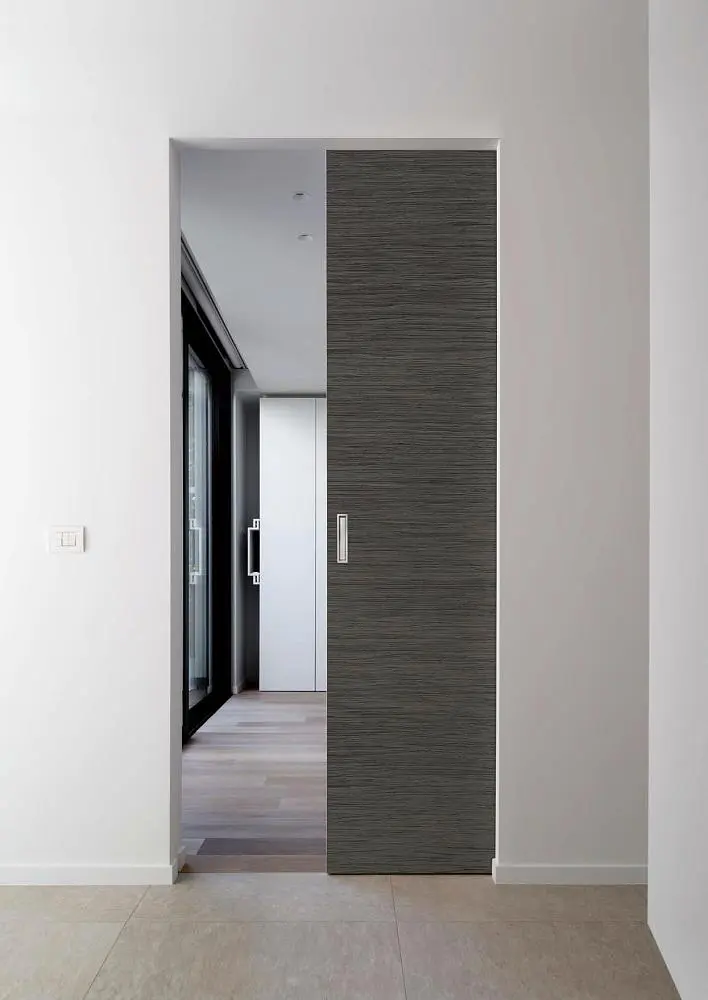 SLIDER, Alu, модель Vento, натуральный шпон V13 Rovere Cenere, торцевая алюминиевая кромка в цвете AL09 Chrome Matt. Раздвижная дверь в пенале ABSOLUTE.