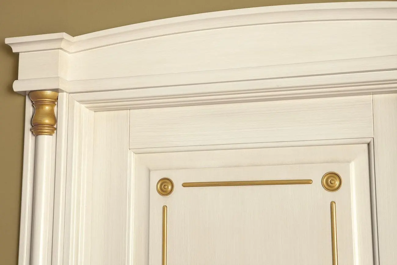 Деталь Impero Alder Veneziana pennellato avorio con particolari oro.