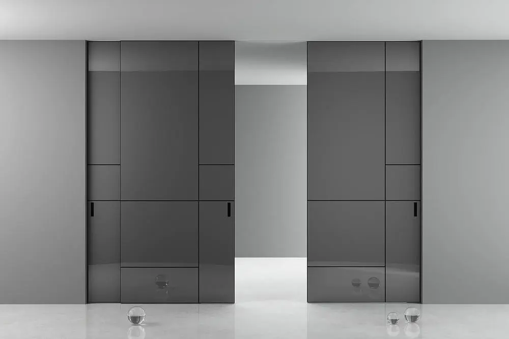 STRATUS-LAGO, модель Modelica, глянцевое стекло G07 Glass Grigio Fume, алюминиевый каркас полотна и трек в цвете AL08 Black. Раздвижная перегородка в проёме, "скрытый" трек в потолке.