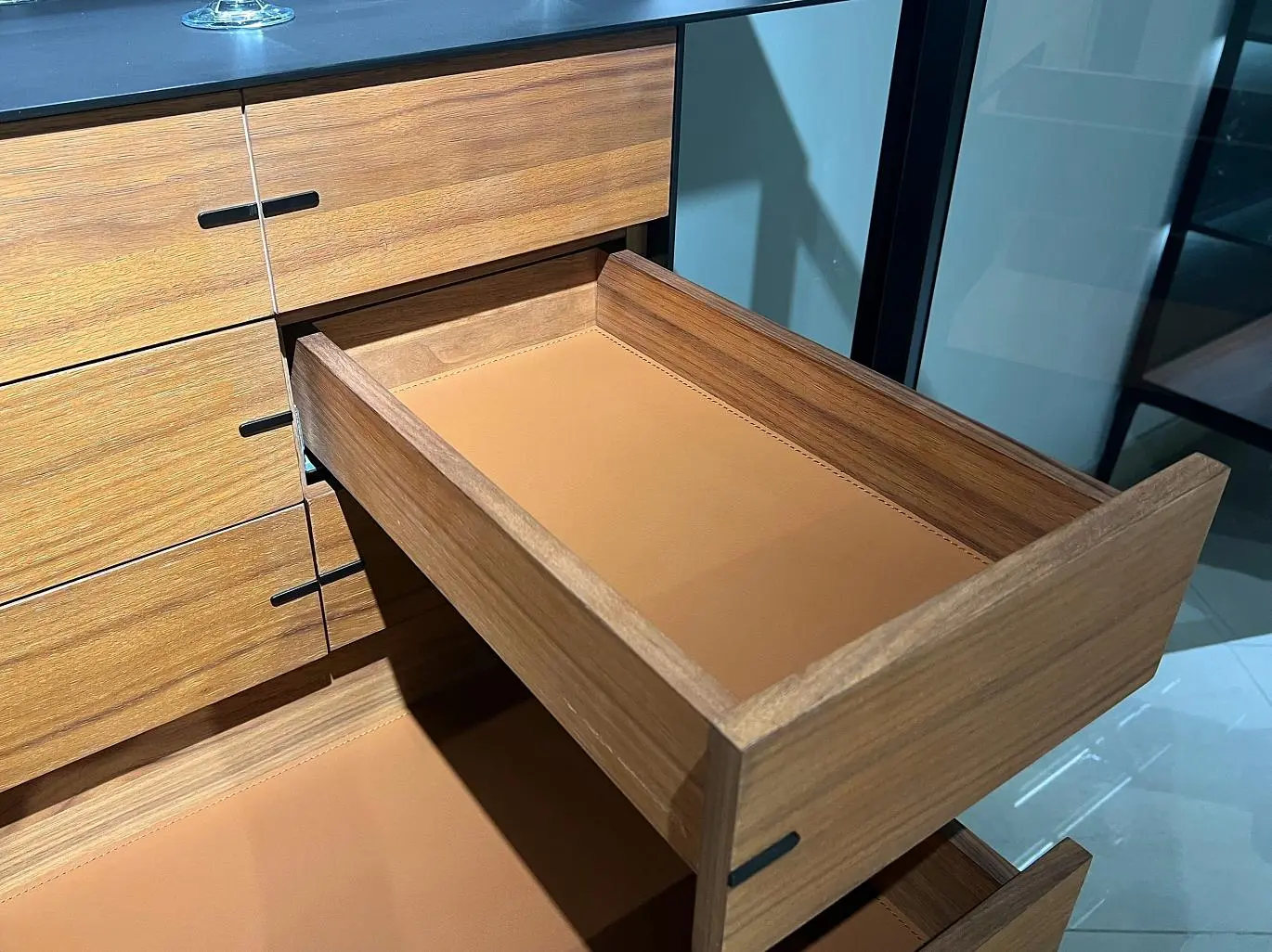 Ящики - 100% массив ценных пород древесины.<br>Направляющие ящиков - BLUM (made in Austria) полного открывания с доводчиком.