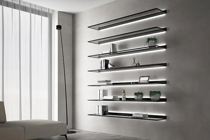 Полки LUMINA с подсветкой. Профиль в цвете AL08 Black, стекло GT02 Trasparente Grafite.