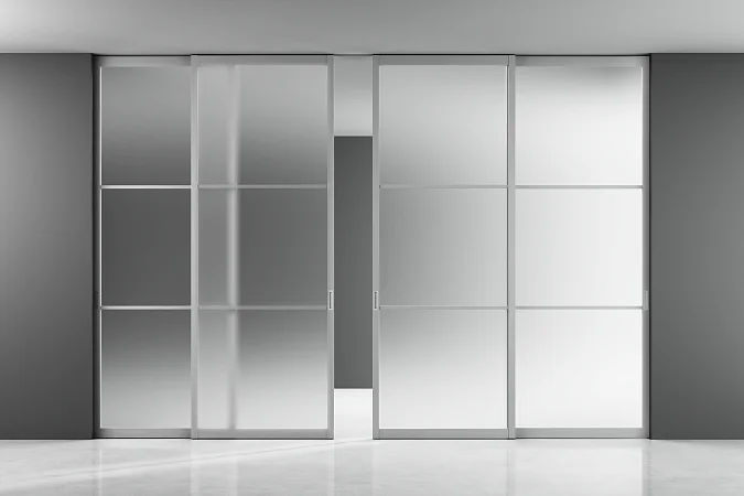 STRATUS-DOMINO, модель DM-03, стекло безопасное матовое GS04 Satinato Bianco, каркас полотна в матовой эмали цветом L01 Bianco.  Раздвижная четырёхстворчатая перегородка в проёме, "скрытый" трек.
