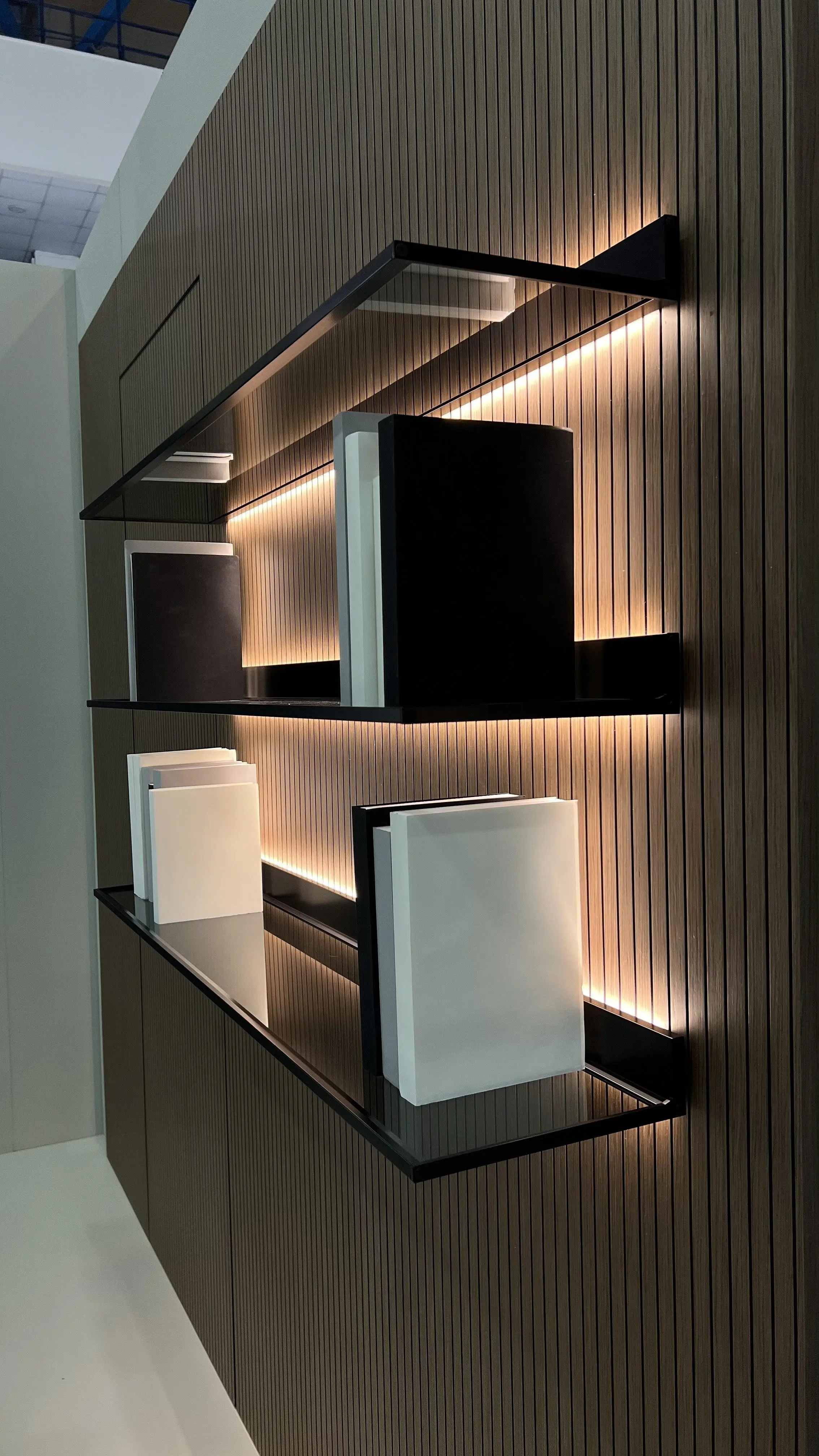 mini-Полки LUMINA с подсветкой. Профиль в цвете AL08 Black, стекло GT02 Trasparente Grafite.