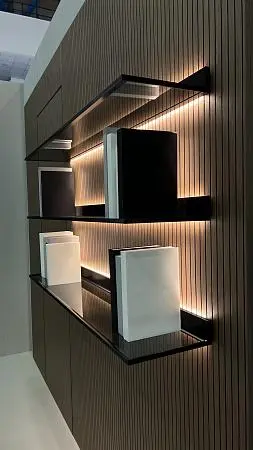 Полки LUMINA с подсветкой. Профиль в цвете AL08 Black, стекло GT02 Trasparente Grafite.