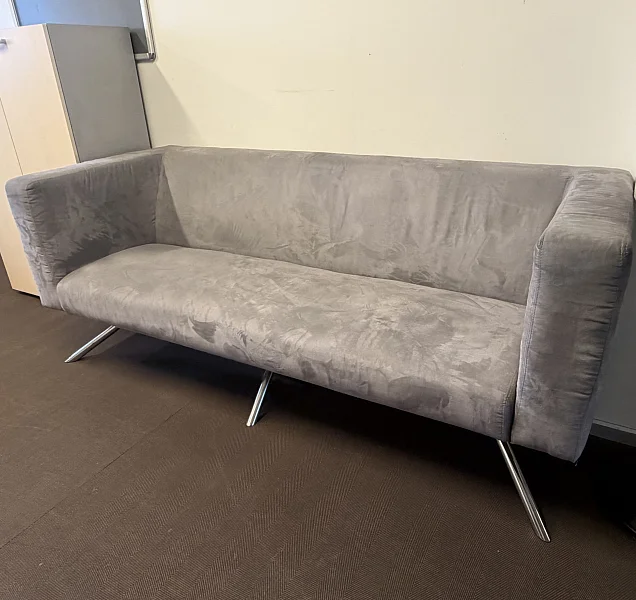 LONGHI (made in Italy). Диван. Массив древесины, высокопрочная износоустойчивая ткань, ножки хром.