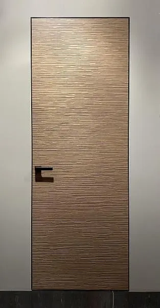 UNIFLEX-3D, Alu, модель Espirit, натуральный шпон орех каналетто, объемная 3D фрезеровка, алюминиевая торцевая кромка в чёрном цвете. Алюминиевый "скрытый" короб с полотном толщиной 6 см.