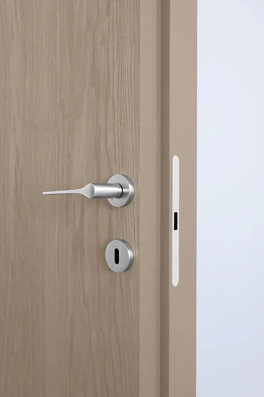 BATTFIL FILAMBLATI INTEGRA product door wood finishing detail.