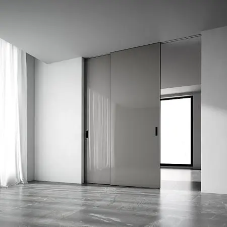 STRATUS-FILO, Alu, модель Piatto, глянцевая эмаль LG13 Rocca Gloss, алюминиевая торцевая кромка. Раздвижная перегородка в проёме, скрытый трек в потолке.