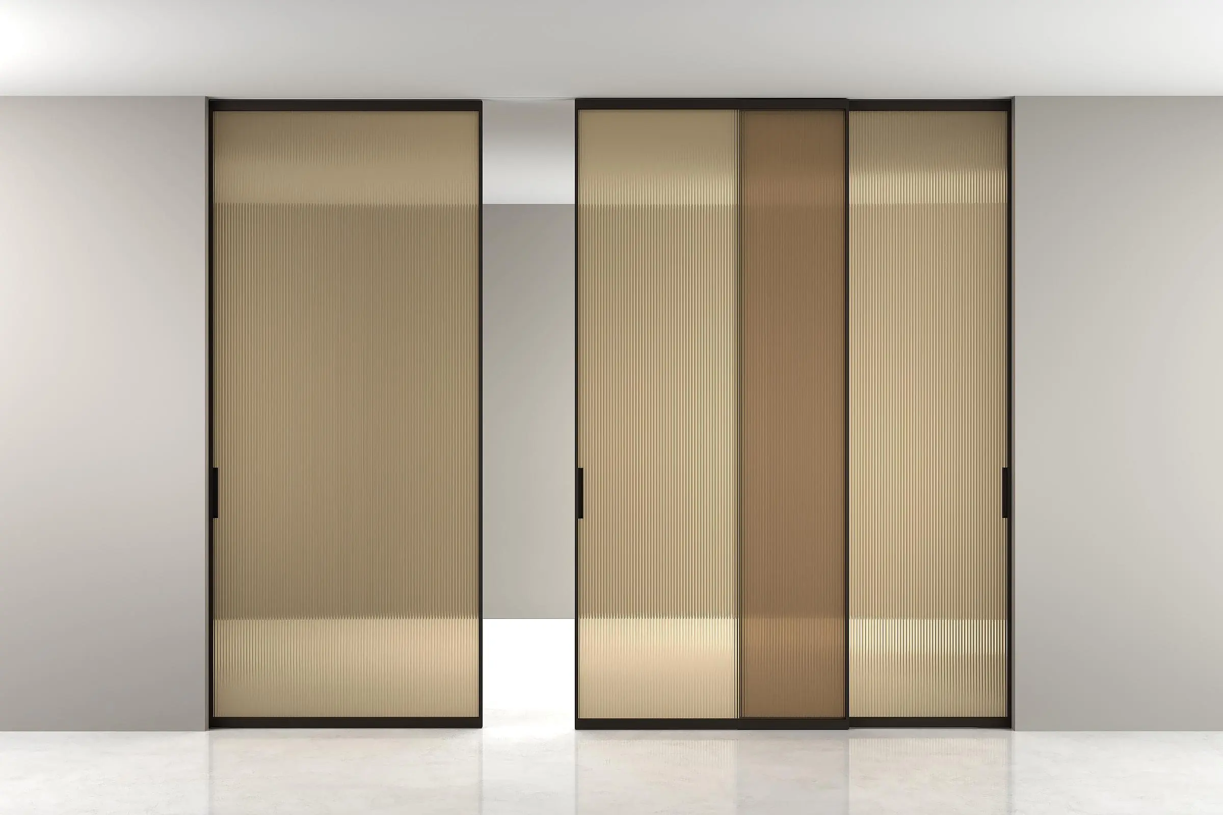 mini-STRATUS-SLIM, модель Space, стекло прозрачное тонированное рифлёное GT16 Sole Marrone, алюминиевый каркас полотна в цвете AL07 Dark Brown. Раздвижная трехстворчатая перегородка в проёме, скрытый трек в потолке.