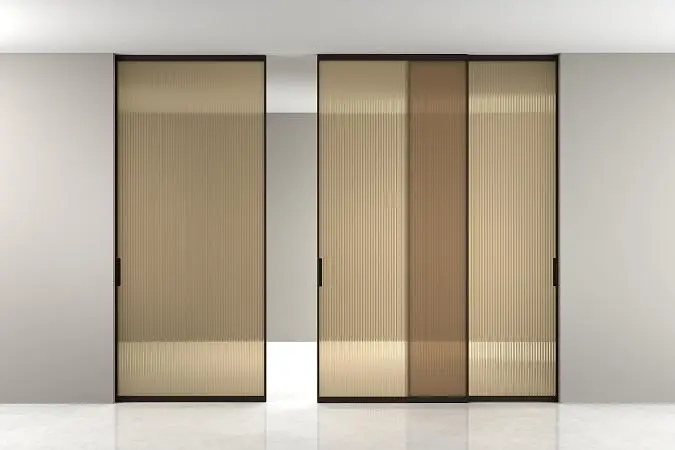 STRATUS-SLIM, модель Space, стекло прозрачное тонированное рифлёное GT16 Sole Marrone, алюминиевый каркас полотна в цвете AL07 Dark Brown. Раздвижная трехстворчатая перегородка в проёме, скрытый трек в потолке.