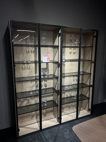 Витрина FORMINA. Корпус, каркас в отделке "Дуб Виченца"; полки - прозрачное серое стекло в алюминиевой чёрной рамке, фасады - алюминий в чёрном цвете + прозрачное стекло, фурнитура в чёрном цвете. Комплект из 2 модулей.