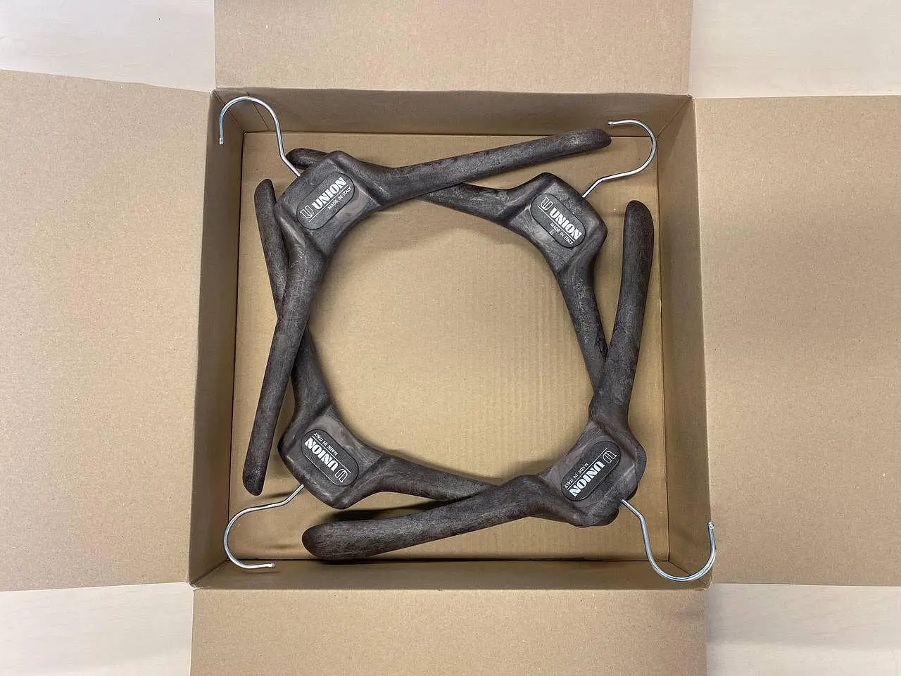 mini-Комплект плечиков (4 шт.), модель UN-L (без перекладины) в коробке.