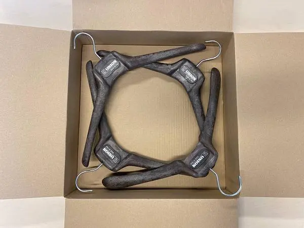 Комплект плечиков (4 шт.), модель UN-L (без перекладины) в коробке.