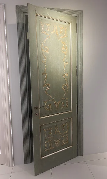 Коллекция 400, модель DONATELLO. Массив древесины, декоративная матовая покраска с эффектом старины и декором ручной работы.