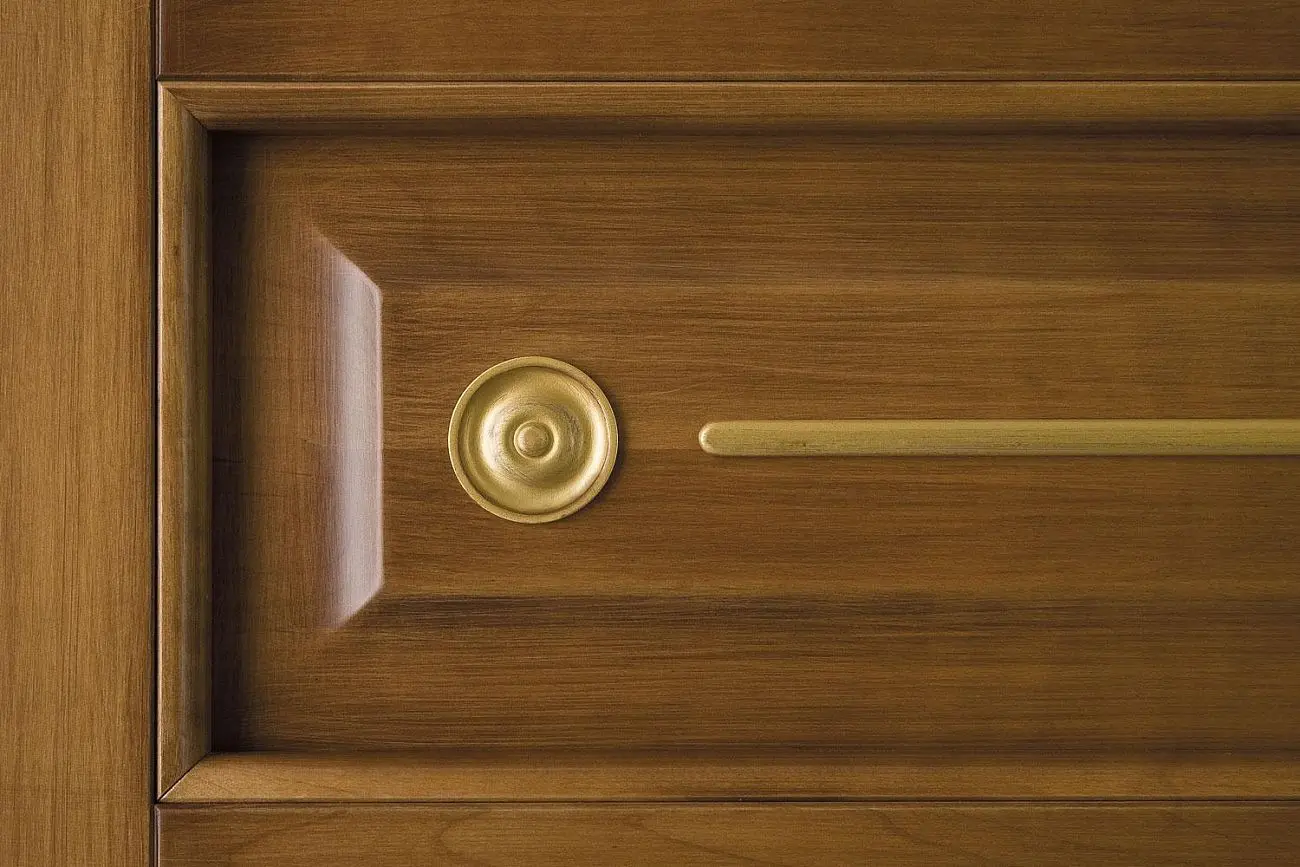 Деталь Impero Alder Anticato noce chiaro con particolari oro.