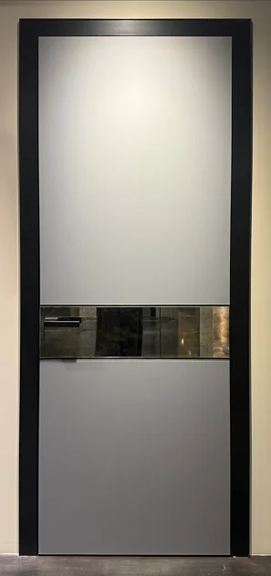 UNION, LAGO-60. Крашеное глянцевое стекло, алюминиевый каркас полотна. Короб-моноблок с полотном толщиной 6 см. 80х240см.