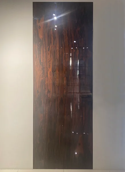 ENTRY, модель TABULA. Натуральный шпон, глянцевый лак, скрытый короб.