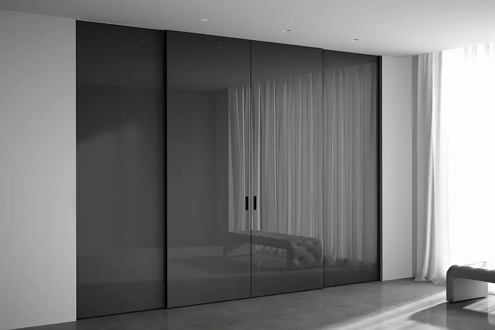 STRATUS-LAGO, модель Lira, глянцевое крашеное стекло G15 Glass Grafite, алюминиевый каркас полотна в цвете AL08 Black. Раздвижная четырёхстворчатая перегородка в проёме, скрытый трек в потолке.