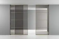 mini-СТРАТУС-СЛИМ | STRATUS-SLIM, модель Трэ | Tre, стекло GT03 Прозрачное Бронзовое, алюминиевый каркас полотна в цвете AL04 Нежная Бронза. Раздвижная трехстворчатая перегородка в проёме, скрытый трек в потолке.<br>