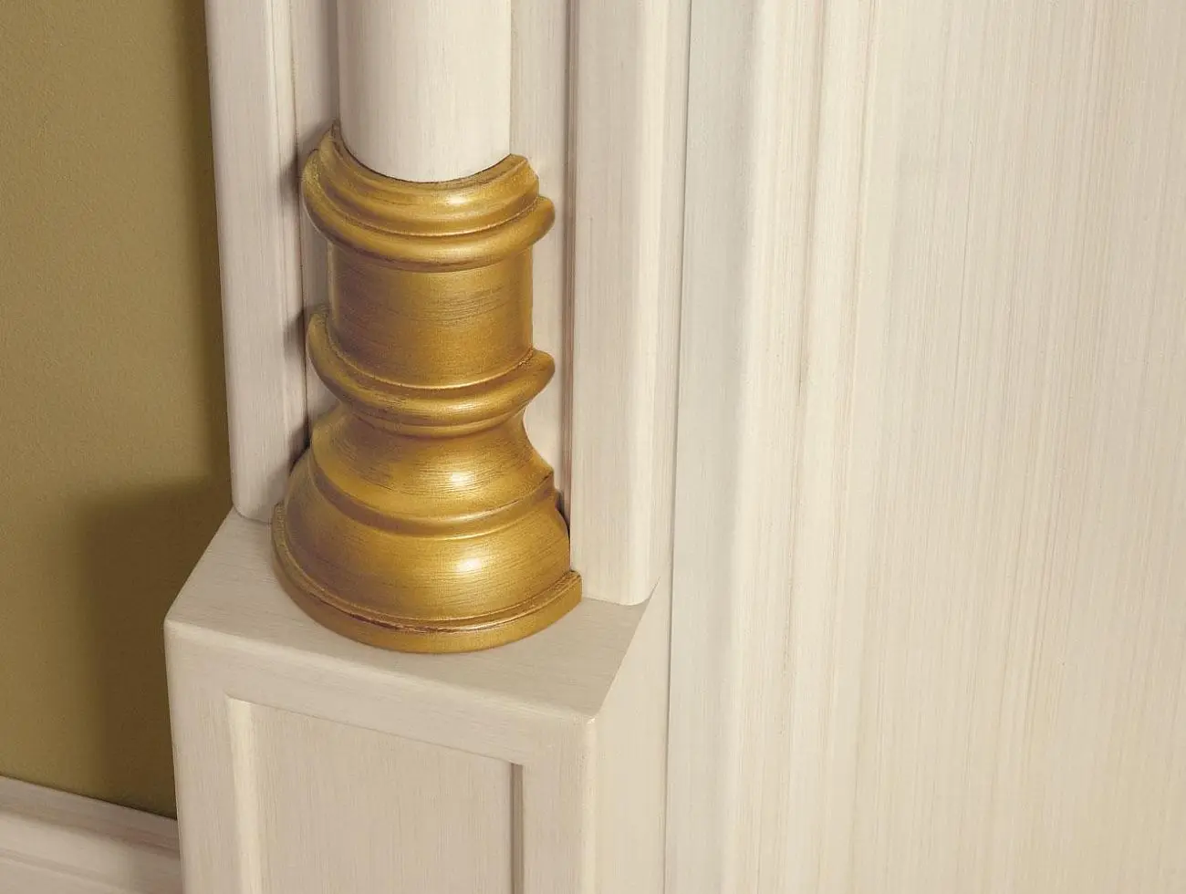 Деталь Impero Portale Alder Veneziana pennellato avorio con particolari oro.