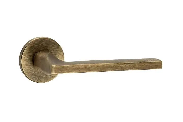 Дверная ручка, модель ADELE в отделке бронза.