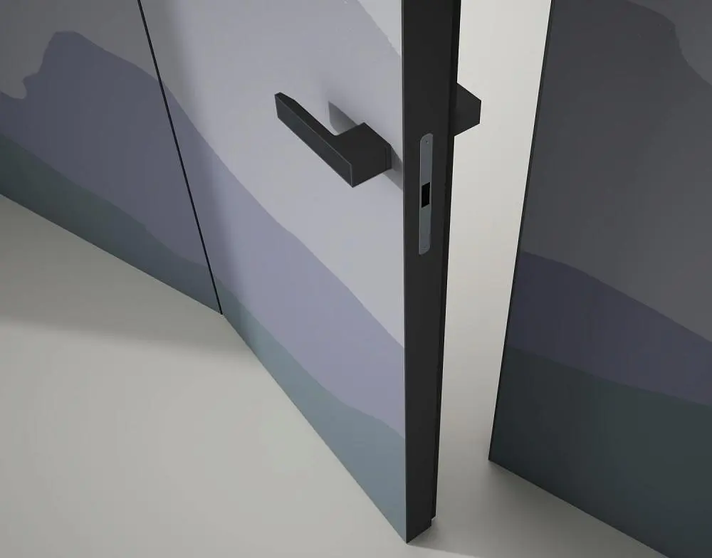 FILO-60, Alu, модель Piatto, грунт под покраску L00 Fondo. Дверь на коробе INVISIBLE с полотном толщиной 6 см. Алюминиевая торцевая кромка в чёрном цвете AL10 Black Matt.