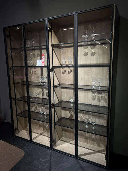 Витрина FORMINA. Корпус, каркас в отделке "Дуб Виченца"; полки - прозрачное серое стекло в алюминиевой чёрной рамке, фасады - алюминий в чёрном цвете + прозрачное стекло, фурнитура в чёрном цвете. Комплект из 2 модулей.