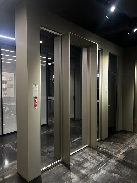 ENTRE DOUX. Прозрачное безопасное стекло. Короб и алюминиевый каркас полотна в цвете "шампань".