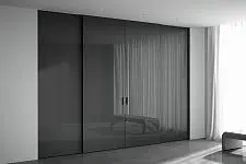 mini-STRATUS-LAGO, модель Lira, глянцевое крашеное стекло G15 Glass Grafite, алюминиевый каркас полотна в цвете AL08 Black. Раздвижная четырёхстворчатая перегородка в проёме, скрытый трек в потолке.