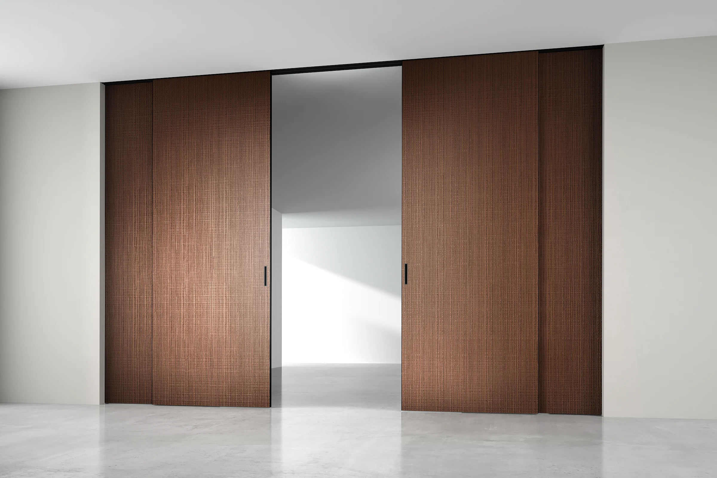 mini-STRATUS - UNFLEX-3D, Alu, модель Canvas, объемная 3D поверхность, натуральный шпон UC40 Noce Italiano. Алюминиевая торцевая кромка в отделке AL10 Black Matt, трек и ручка в отделке AL08 Black. Раздвижная перегородка в проёме, скрытый трек в потолке.