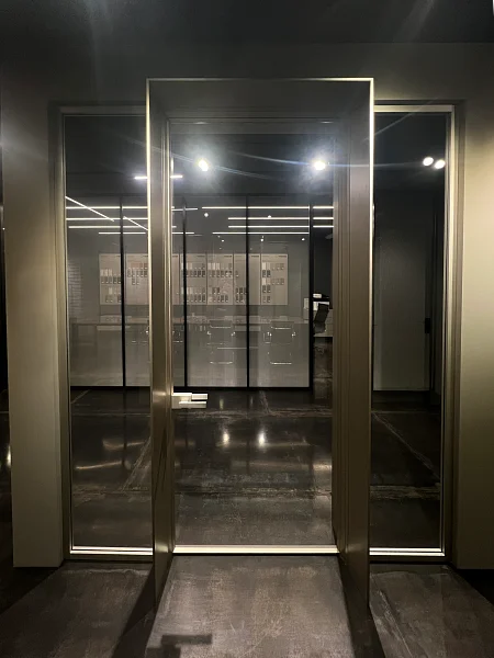 ENTRE DOUX. Прозрачное безопасное стекло. Короб и алюминиевый каркас полотна в цвете "шампань".