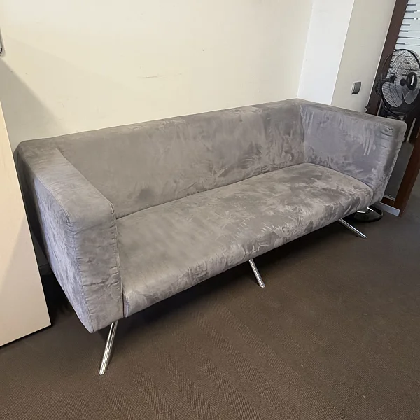 LONGHI (made in Italy). Диван. Массив древесины, высокопрочная износоустойчивая ткань, ножки хром.