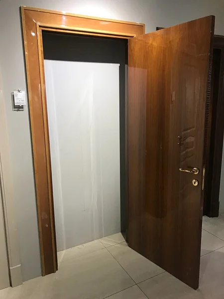 Модель CRYSLER BULDING 1934/QQ, инженерный массив древесины, натуральный шпон, инкрустация. Вид со стороны обратной открыванию, натуральный шпон вертикального направления.