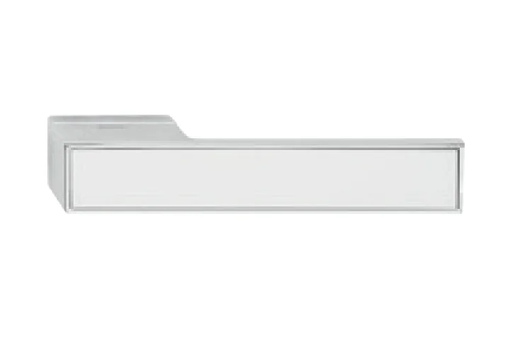 Дверная ручка, модель LOFT в отделке хром c белой матовой вставкой.