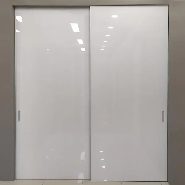 Раздвижная перегородка STRATUS-LAGO, модель Lira, крашеное глянцевое стекло в белом цвете, алюминиевый каркас полотна в цвете хром матовый. Скрытый трек, крепление к верху проёма.