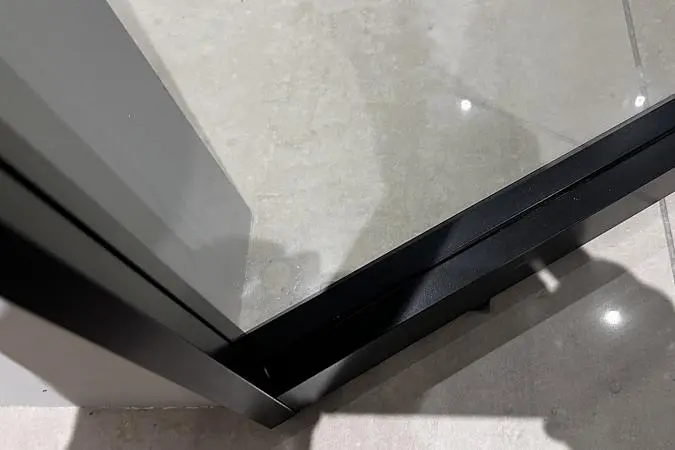 LIBRO-SLIM, модель Space, прозрачное стекло GT02 Trasparente Grafite. Алюминиевый каркас полотна в отделке AL08 Black. Фрагмент полотна.