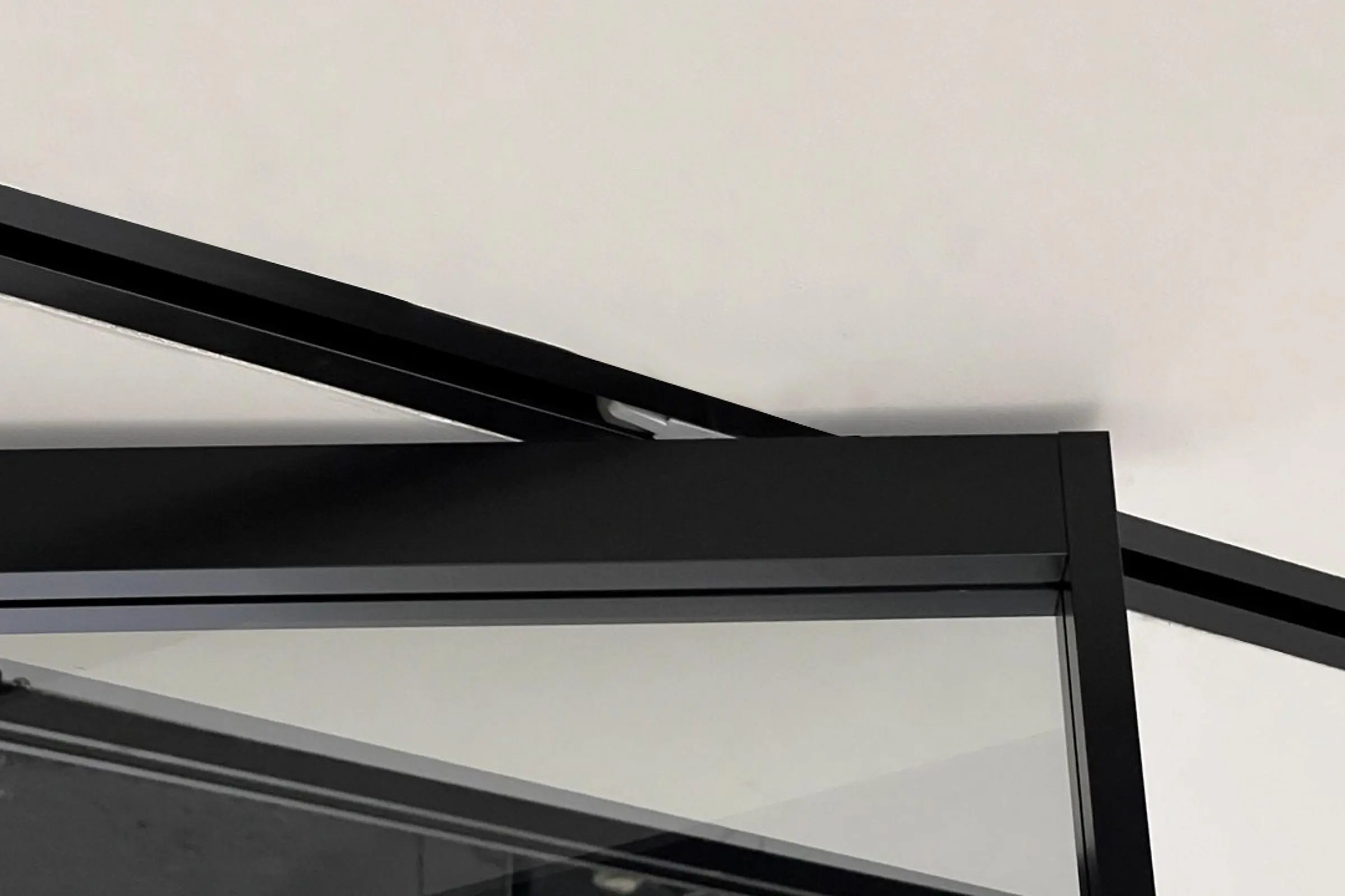 mini-LIBRO-SLIM, модель Space, прозрачное стекло GT02 Trasparente Grafite. Трек, алюминиевый каркас полотна в отделке AL08 Black. Фрагмент полотна, трек.