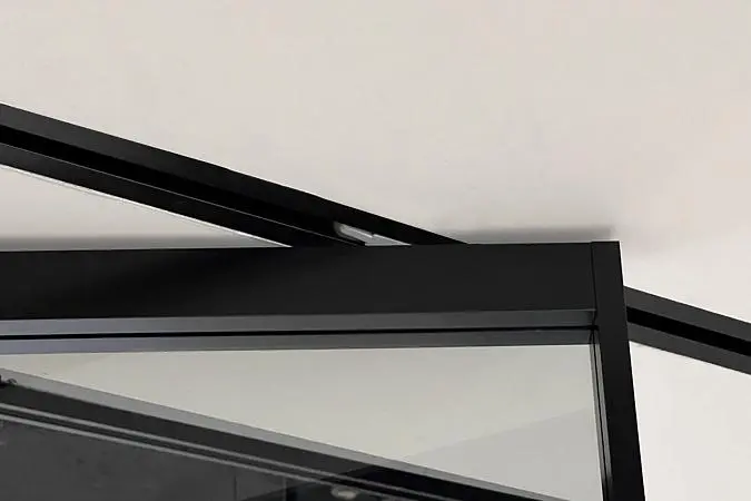 LIBRO-SLIM, модель Space, прозрачное стекло GT02 Trasparente Grafite. Трек, алюминиевый каркас полотна в отделке AL08 Black. Фрагмент полотна, трек.