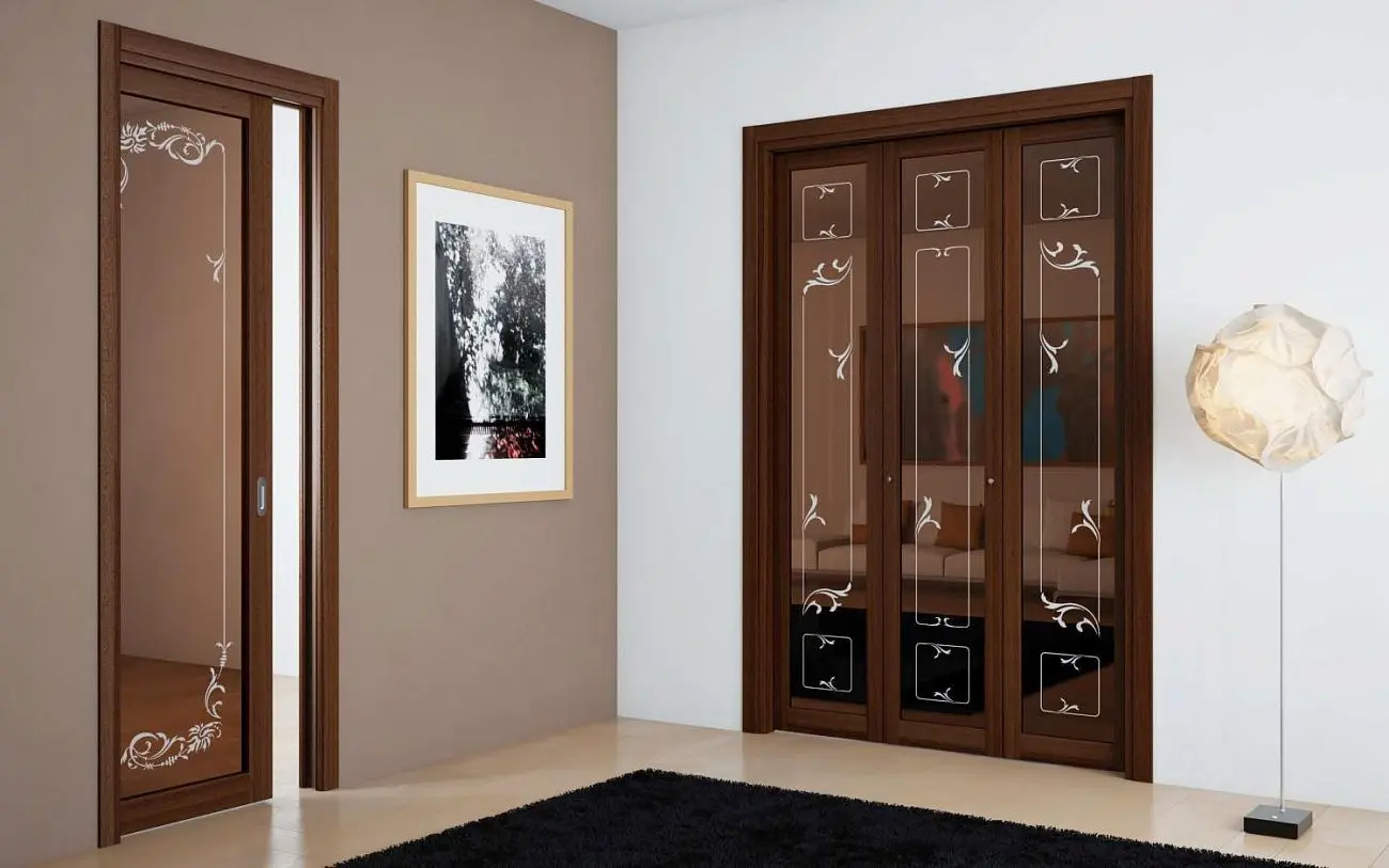 Elegance Arianna, a libro, Tinta Noce Antico, vetro Trasparente Bronzo, decoro ARkel positivo.