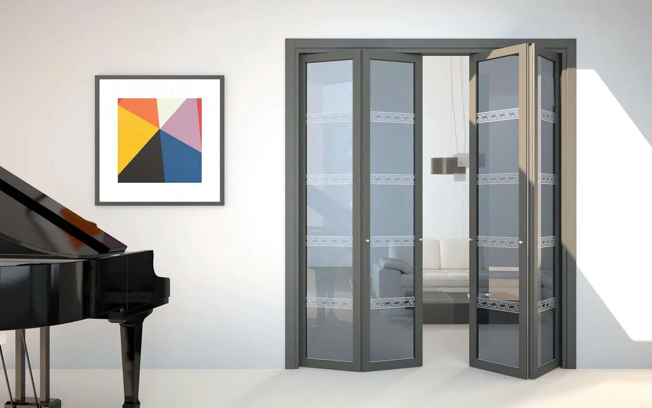 Flat F1, Laccato Grigio Ferro, vetro Trasaparente Fume, decoro Hank positivo.