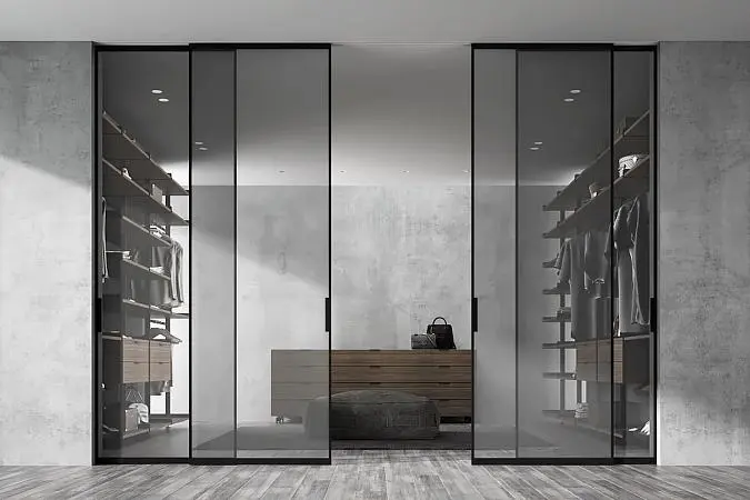 STRATUS-SLIM, модель Space, стекло прозрачное GT02 Trasparente Grafite, алюминиевый каркас полотна в цвете AL08 Black. Раздвижная четырехстворчатая перегородка в проёме, скрытый трек в потолке.