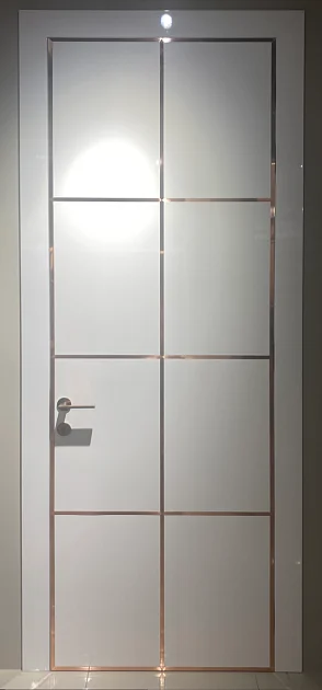 NEW DESIGN PORTE (made in Italy), AVANTGARDE. Инженерный массив древесины, глянцевая покраска, медные вставки. 80х240см.