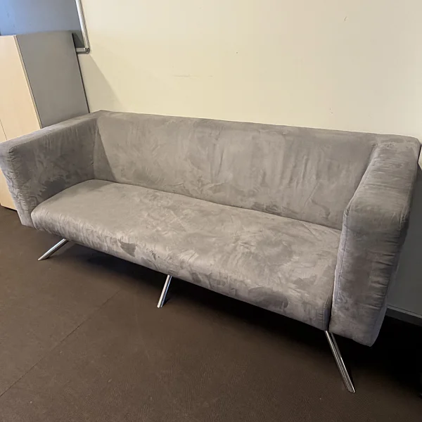 LONGHI (made in Italy). Диван. Массив древесины, высокопрочная износоустойчивая ткань, ножки хром.